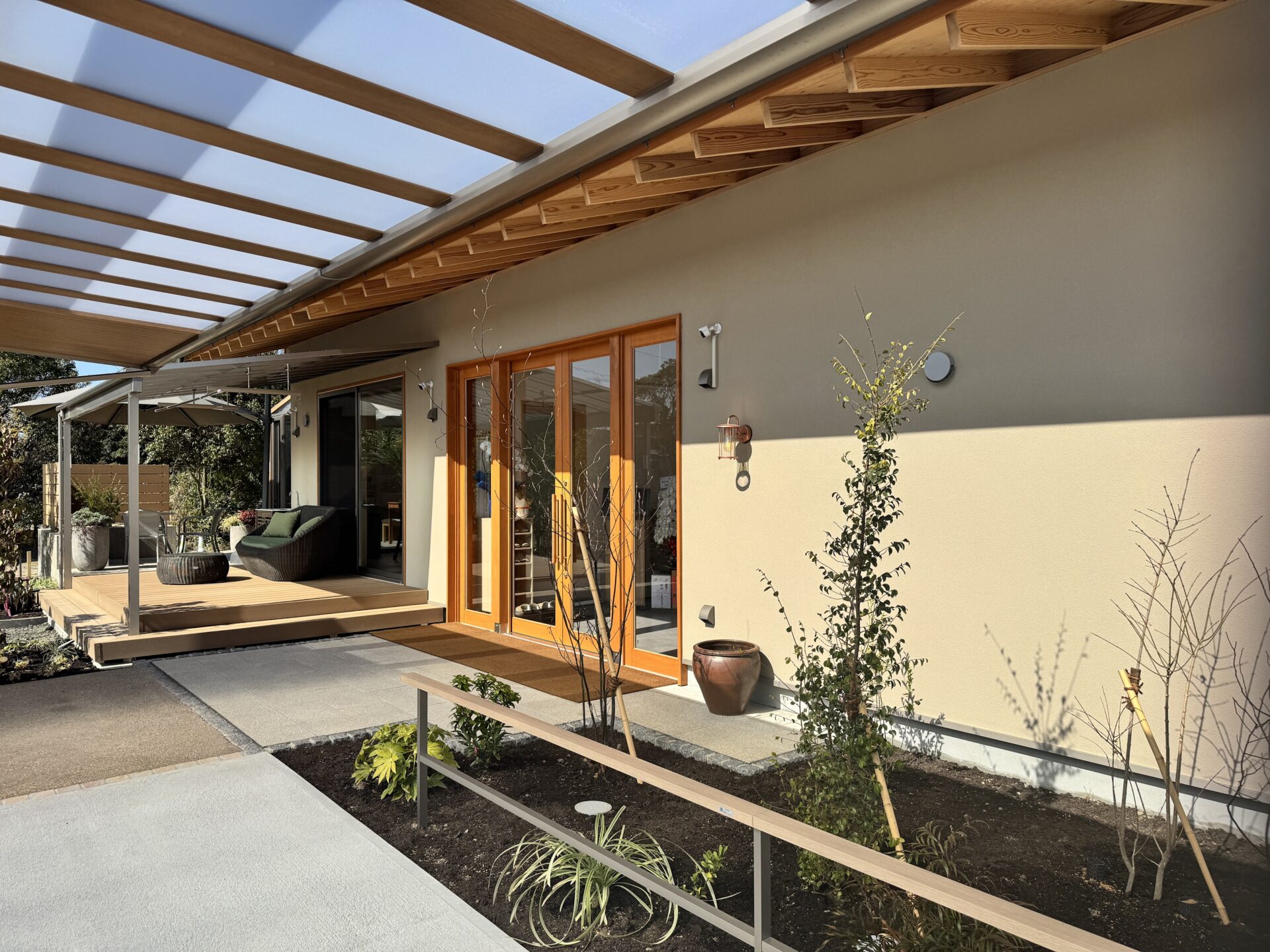 島根県出雲市の庭リフォーム展示場。木調テラス屋根とデッキのある上質な外構