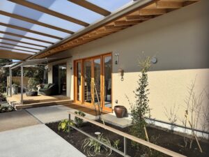 島根県出雲市の庭リフォーム展示場。木調テラス屋根とデッキのある上質な外構