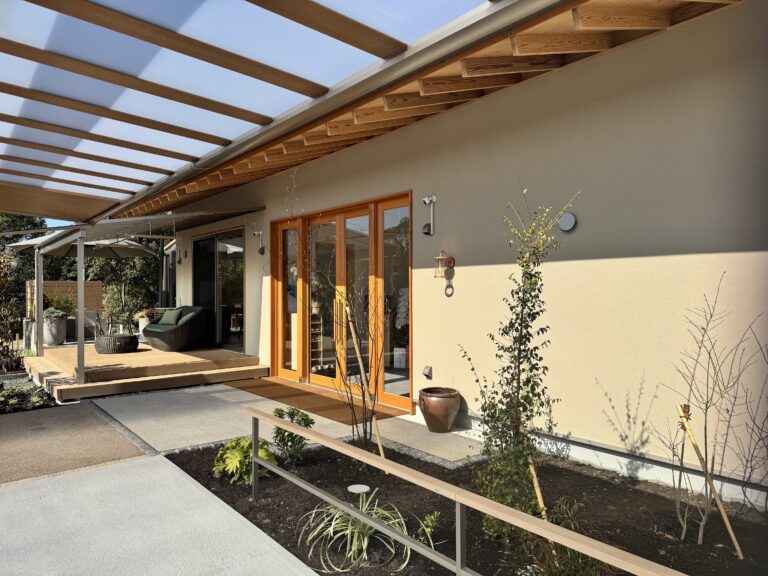島根県出雲市の庭リフォーム展示場。木調テラス屋根とデッキのある上質な外構