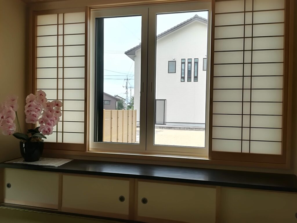 和室から見た窓　Before