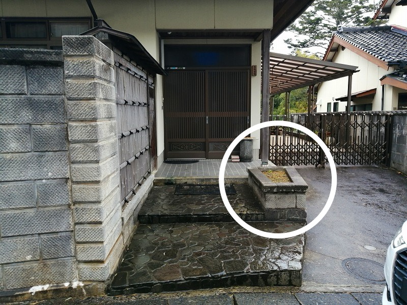 玄関前の花壇に印がある