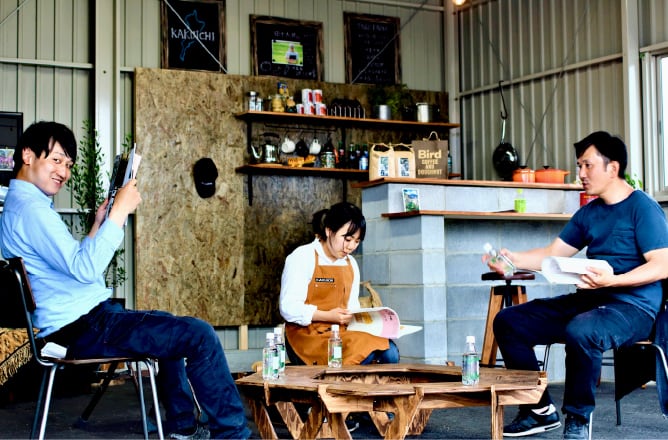 愛車を収めたカッコイイ鉄骨ガレージの内観例