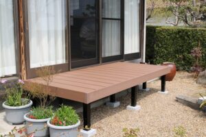 リビングの掃き出し窓とつながる木調デッキテラスの施工例