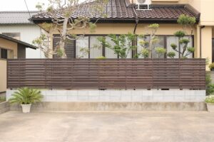 窓辺から緑を望む、格子フェンスと植栽が調和した住宅の庭