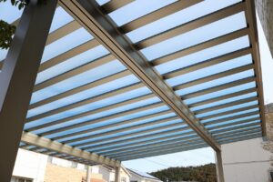 斜光を通す屋根材を使ったカーポート屋根の施工例