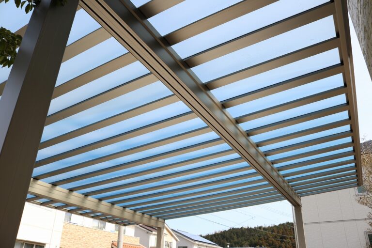 斜光を通す屋根材を使ったカーポート屋根の施工例