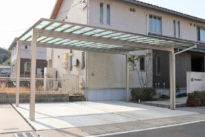 採光パネル屋根の大型カーポートと駐車スペースの施工例