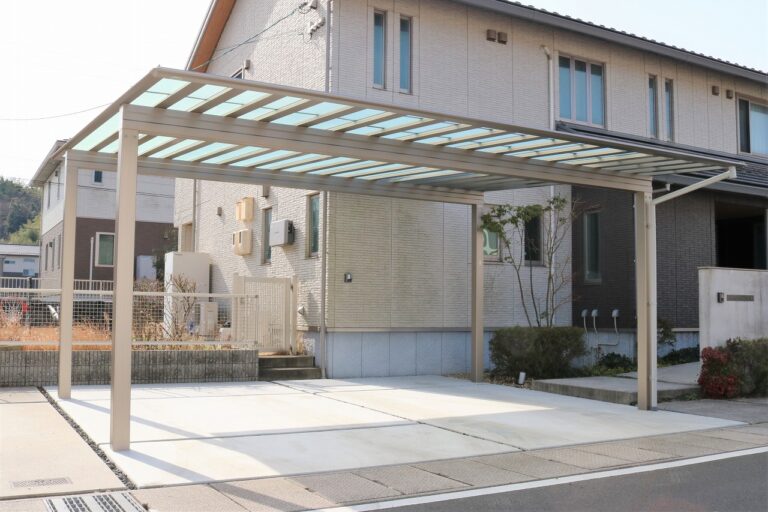 採光パネル屋根の大型カーポートと駐車スペースの施工例