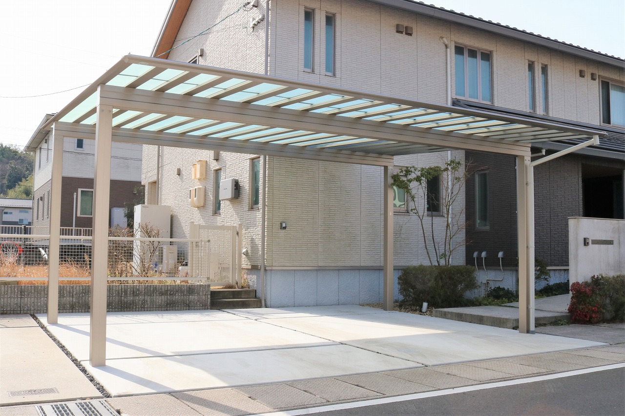採光パネル屋根の大型カーポートと駐車スペースの施工例