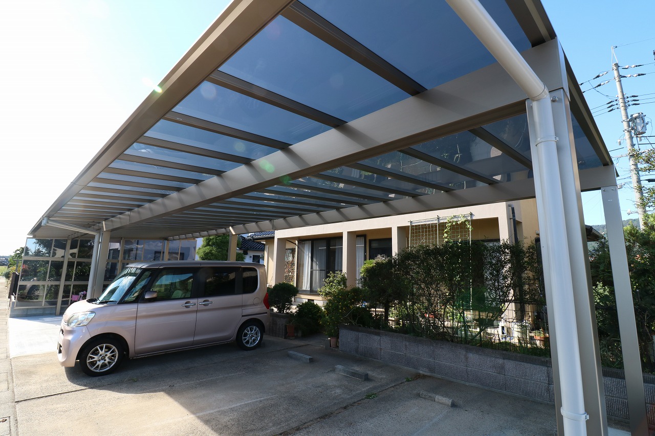 住宅とつながる広めのカーポートに車を停めた施工例