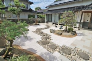 飛石と玉砂利で通路を整え、松や庭石を配した和風庭園の施工例