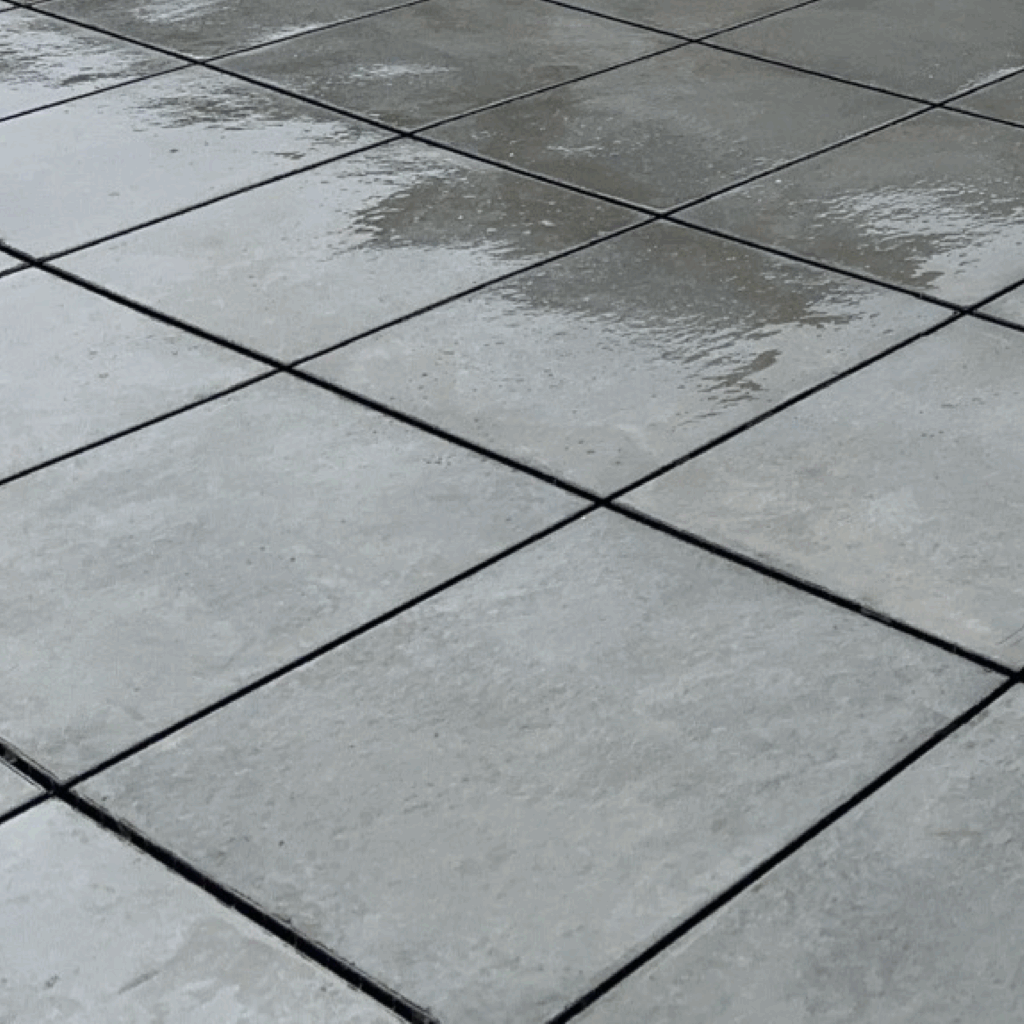 雨に濡れたドットコン＋の路面。目地に沿って水が引いていく