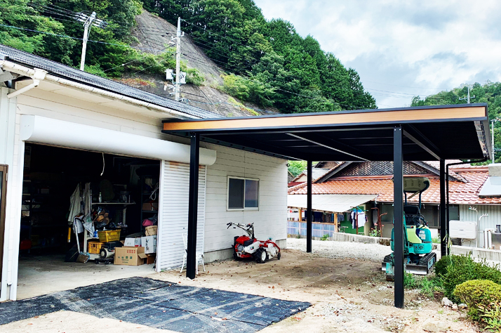 複数台を収める広さのある鉄骨ガレージ