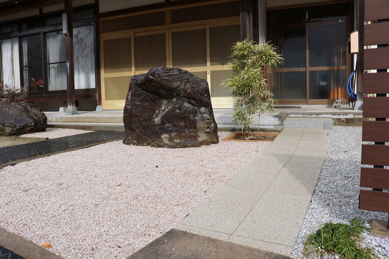 大ぶりの景石と竹を配した和風の玄関先アプローチ