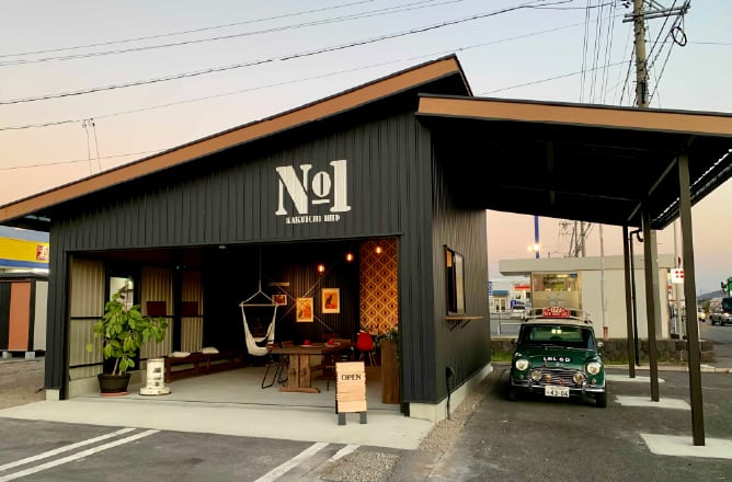鉄骨ガレージの施工事例。住まいに溶け込むスタイリッシュなガレージ外観