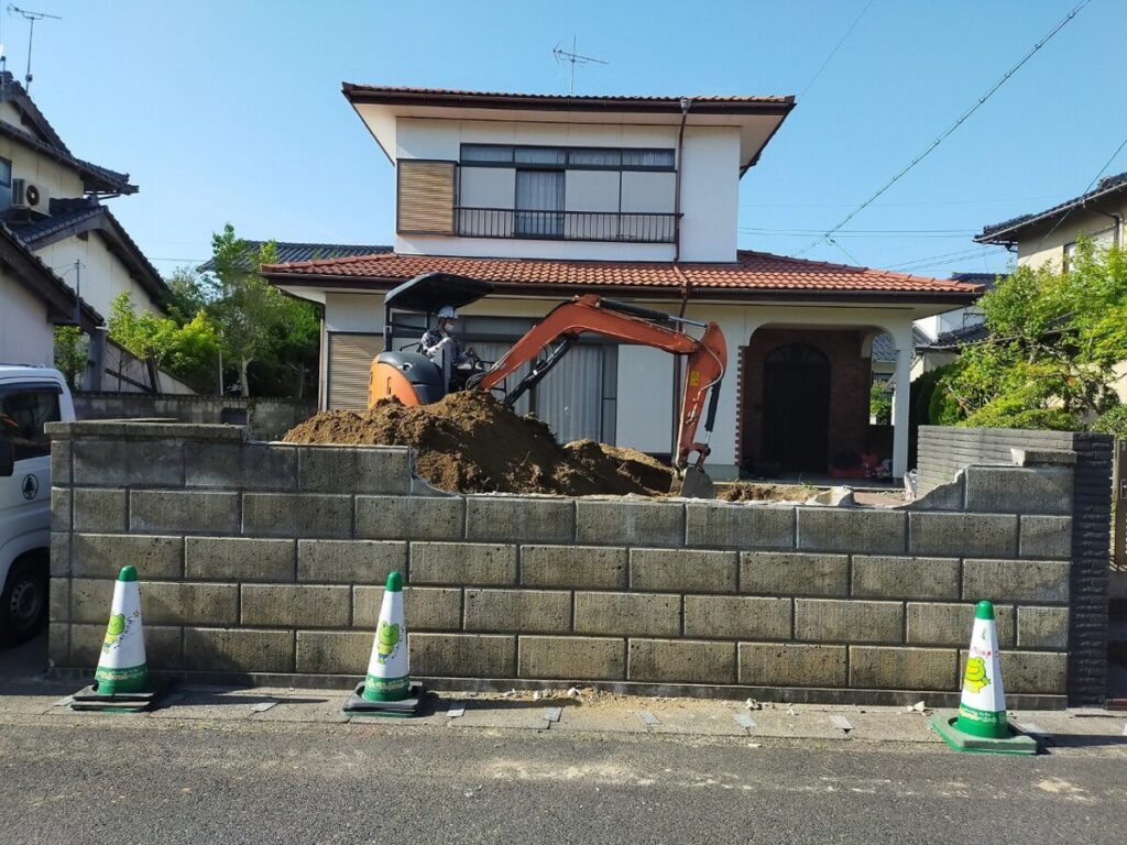 ブロック塀を撤去する前の道路側からの様子