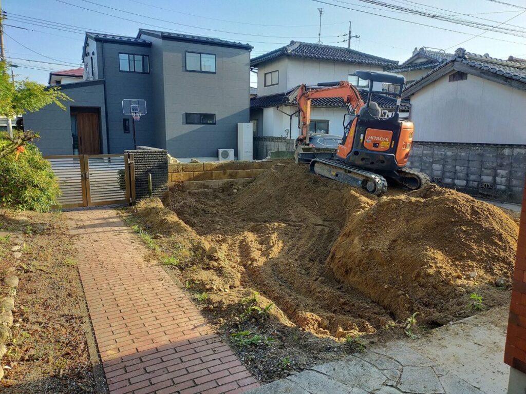 掘り起こした残土を撤去している様子