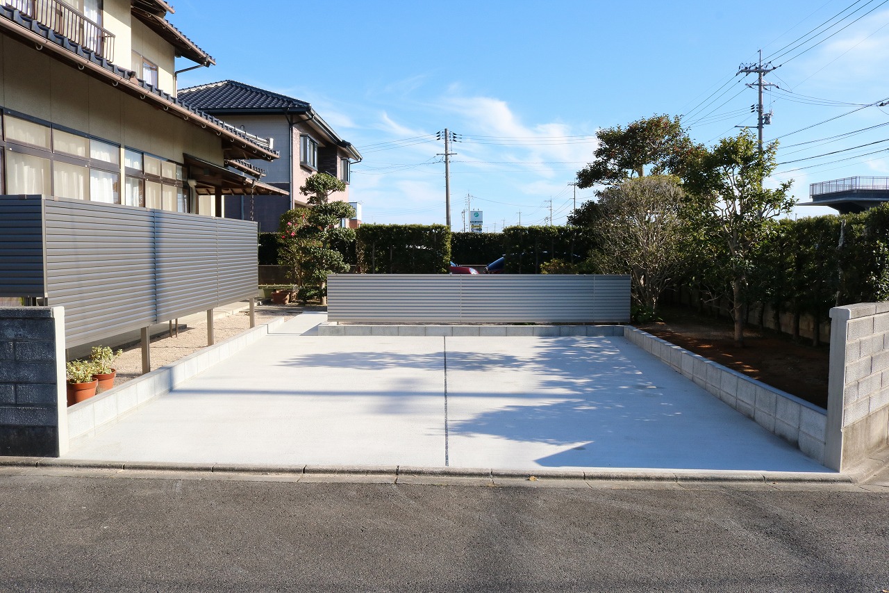 土留めに囲まれた広い土間コンクリート