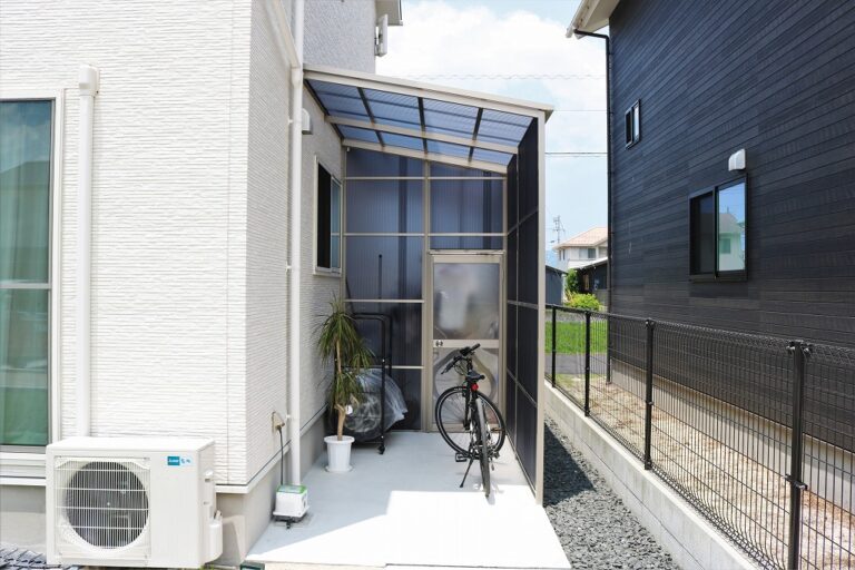 家の横の自転車置き場 施工例